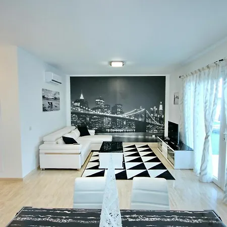 Family Mosaico With Private Heated Pool, Bbq & Wifi By Holidays Vila